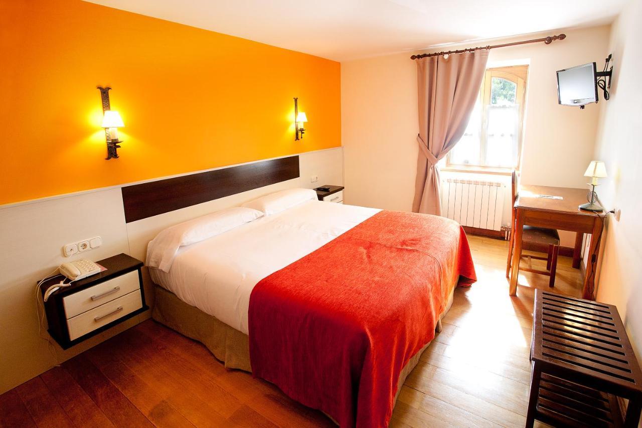 Hotel Venta De Etxalar Exterior photo